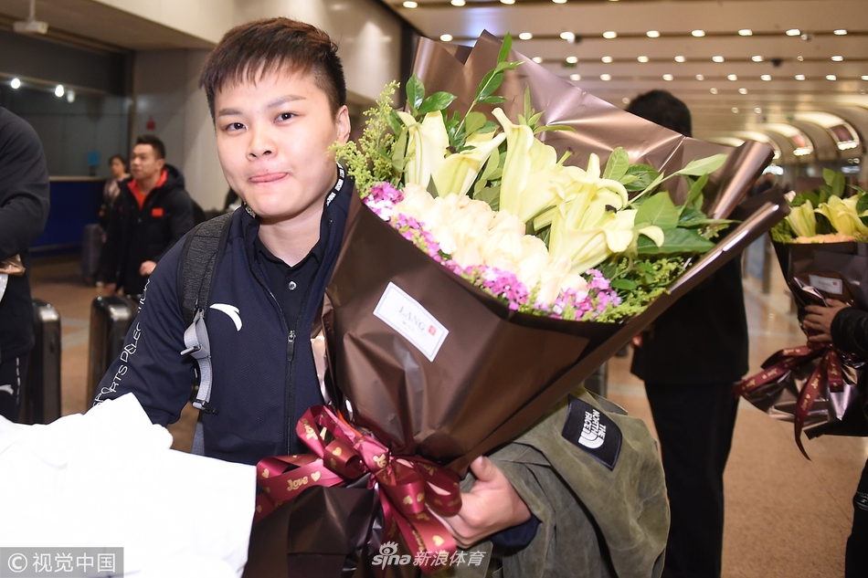 中国举重队凯旋归国