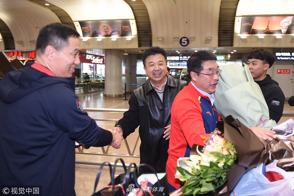中国举重队凯旋归国