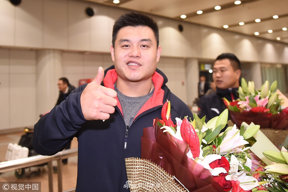 中国举重队凯旋归国