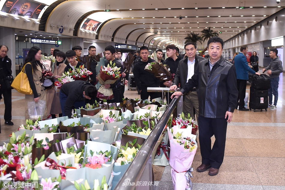 中国举重队凯旋归国