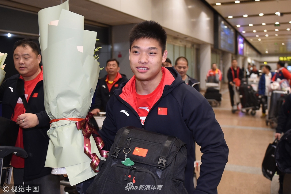 中国举重队凯旋归国