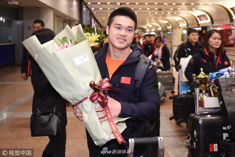 中国举重队凯旋归国