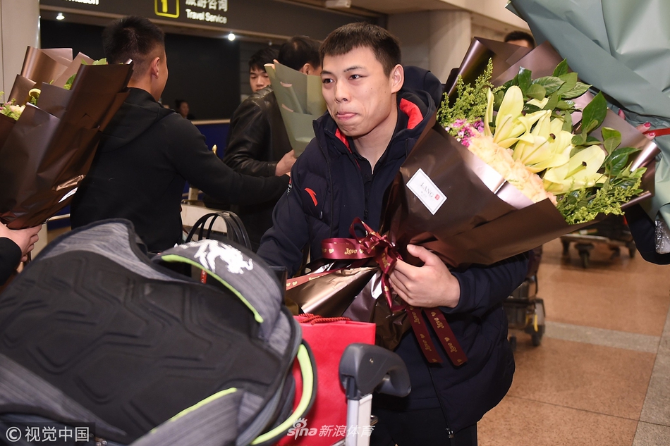 中国举重队凯旋归国