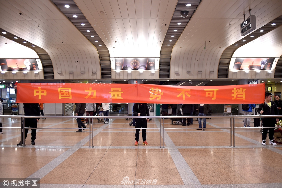 中国举重队凯旋归国