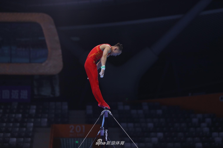 体操全锦赛男子赛台训练