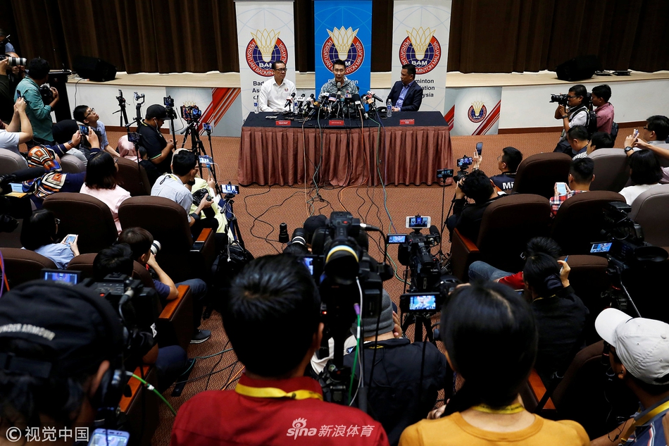 李宗伟患癌后首次出席发布会