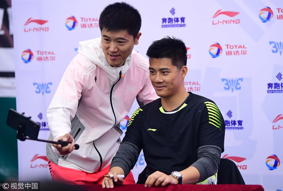 傅海峰现身沈阳出席活动