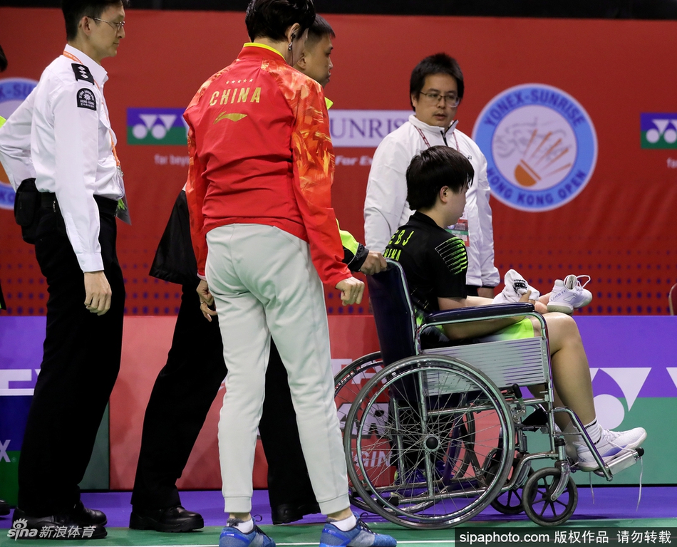 何冰娇脚踝受伤坐轮椅退场