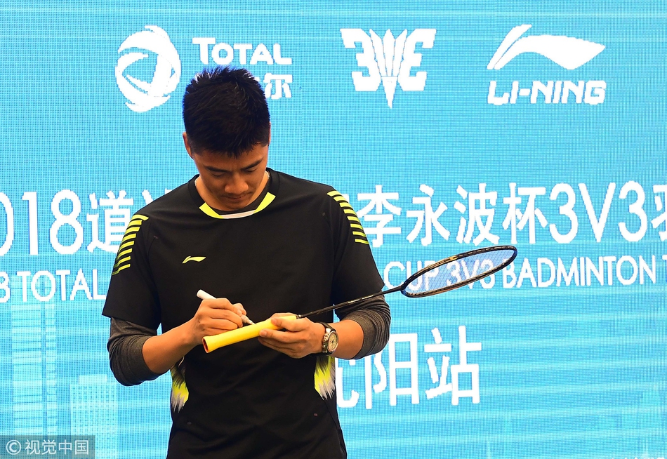 傅海峰现身沈阳出席活动