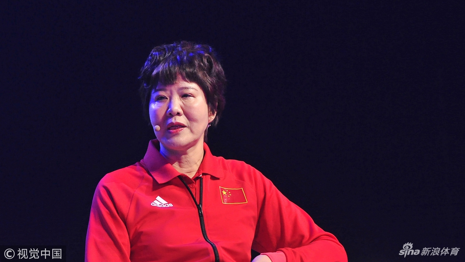 郎平现身福州出席商业活动