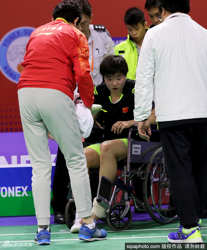 何冰娇脚踝受伤坐轮椅退场