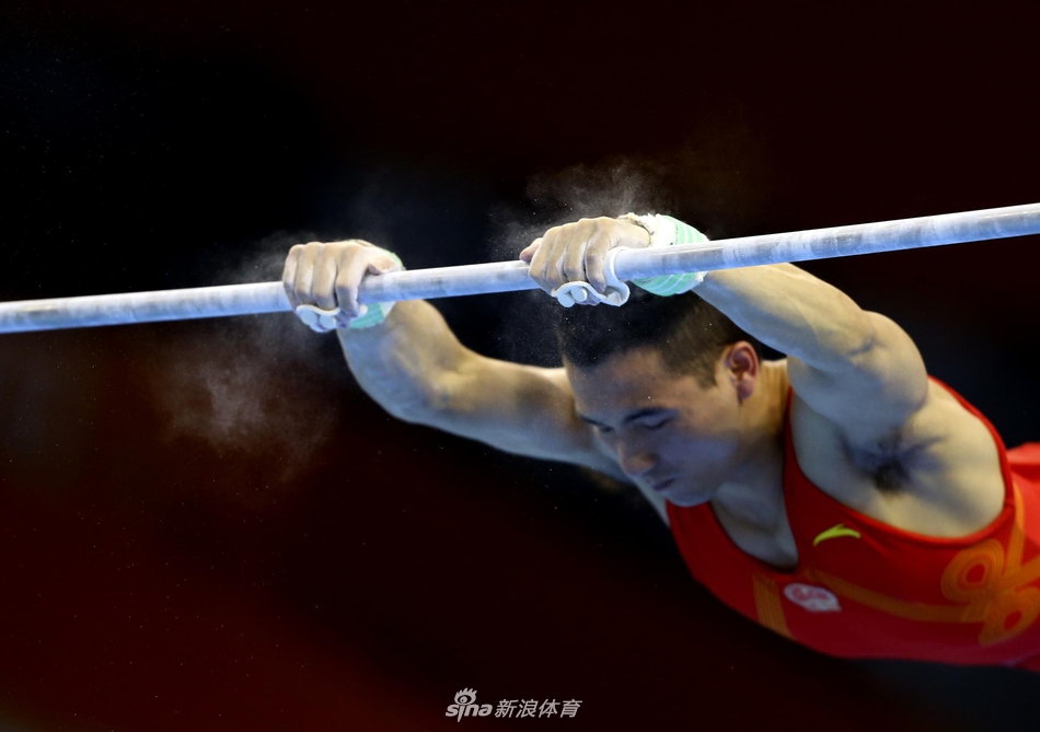 体操全锦赛男子赛台训练