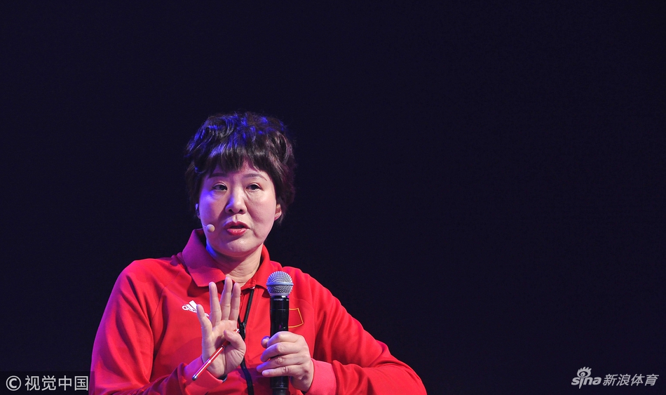 郎平现身福州出席商业活动