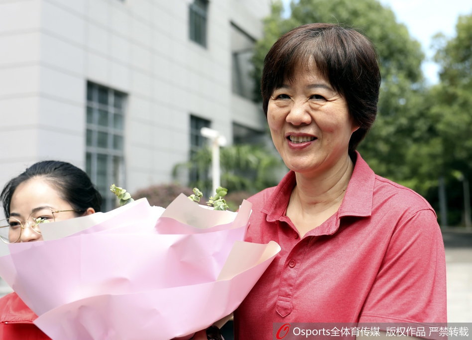 中国女排抵达北仑备战世锦赛