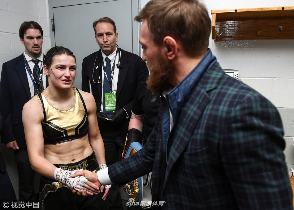 麦格雷戈现身助阵女子拳王赛