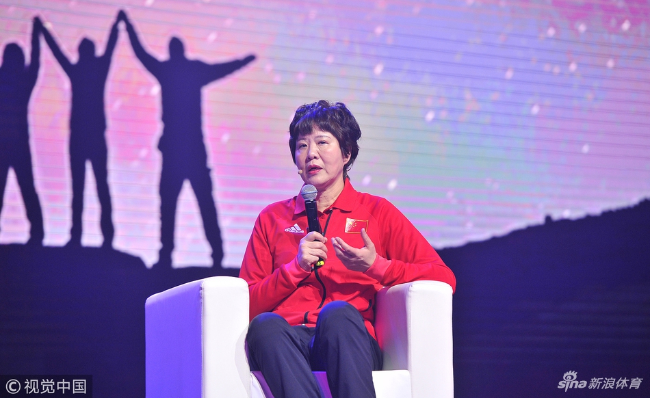 郎平现身福州出席商业活动