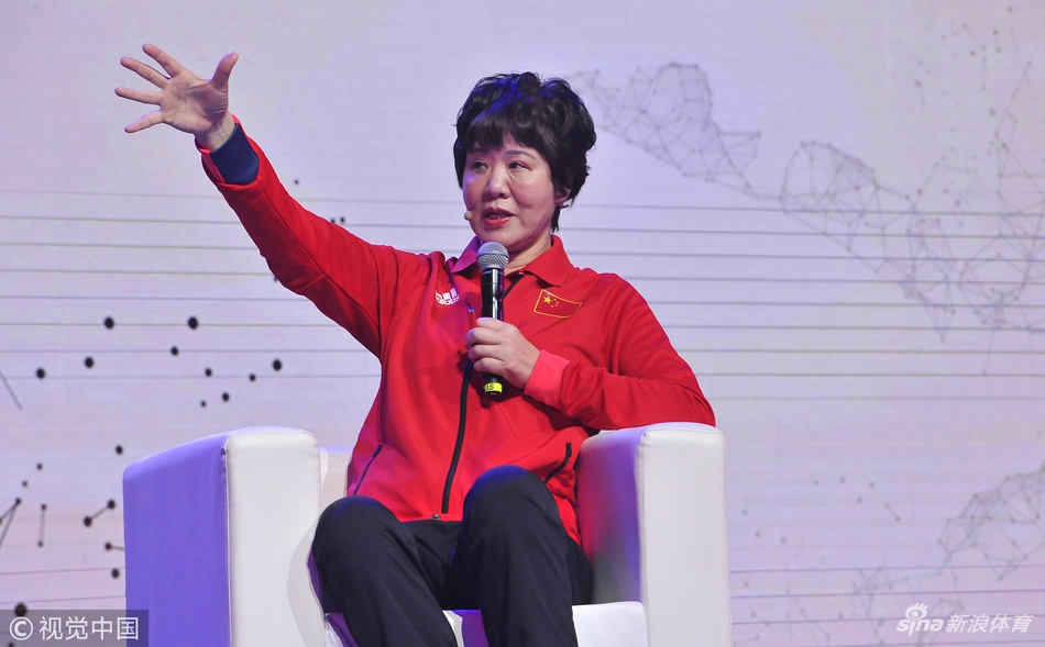 郎平现身福州出席商业活动