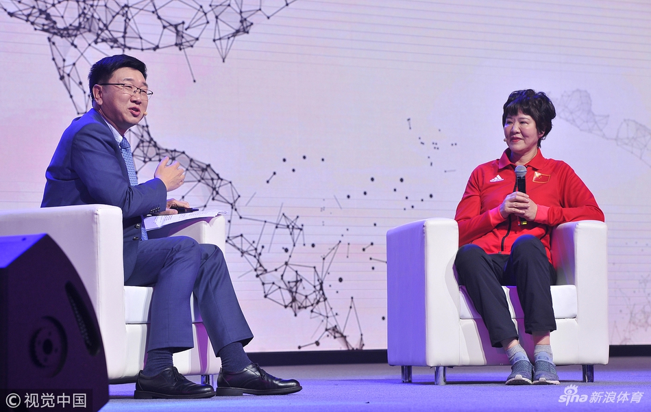 郎平现身福州出席商业活动