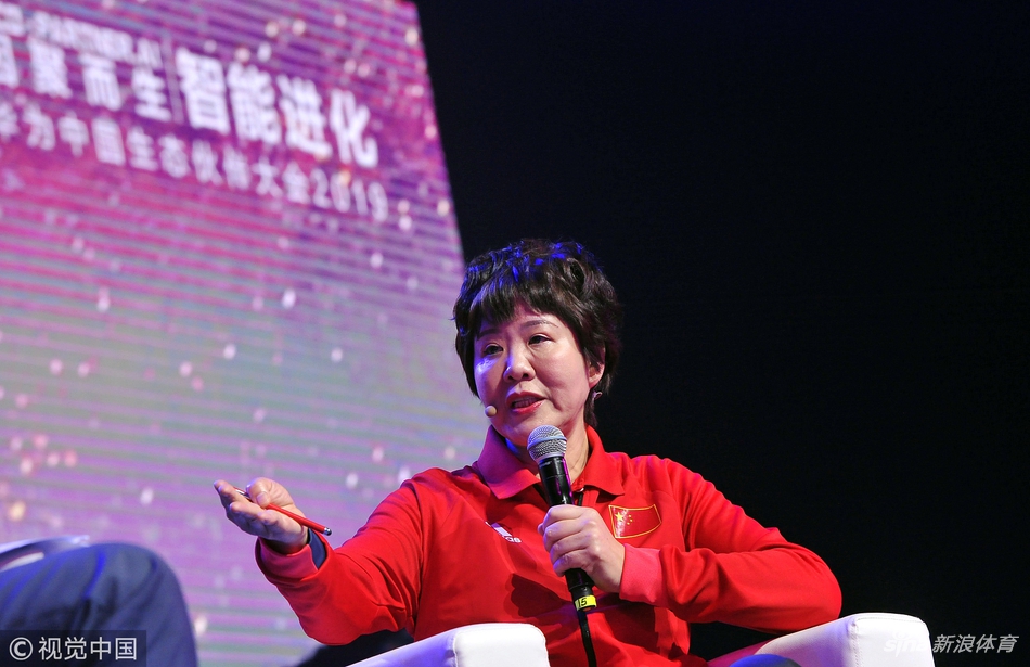 郎平现身福州出席商业活动