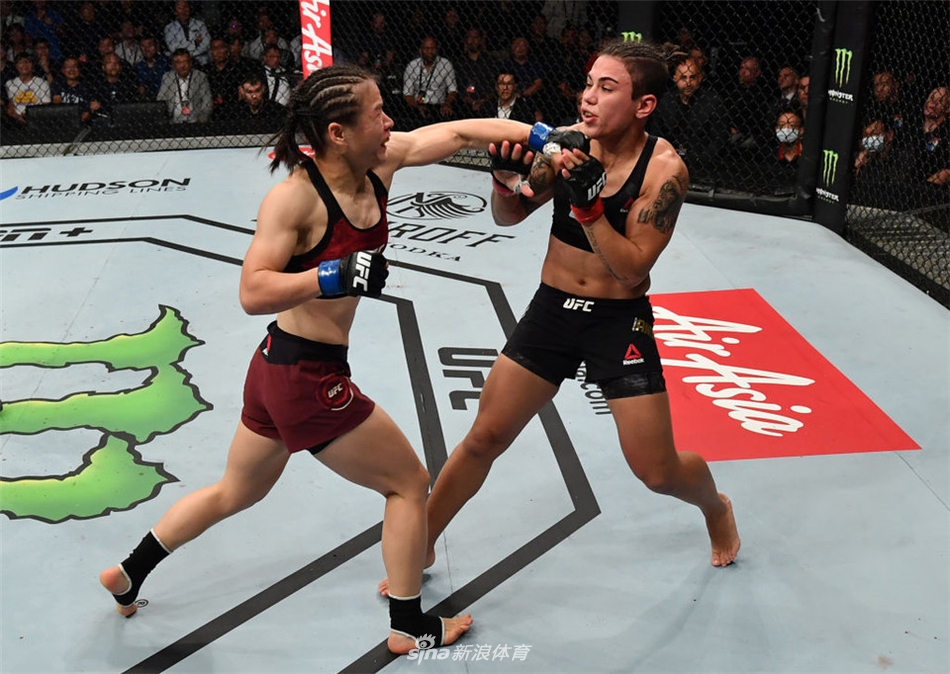 张伟丽获UFC世界冠军