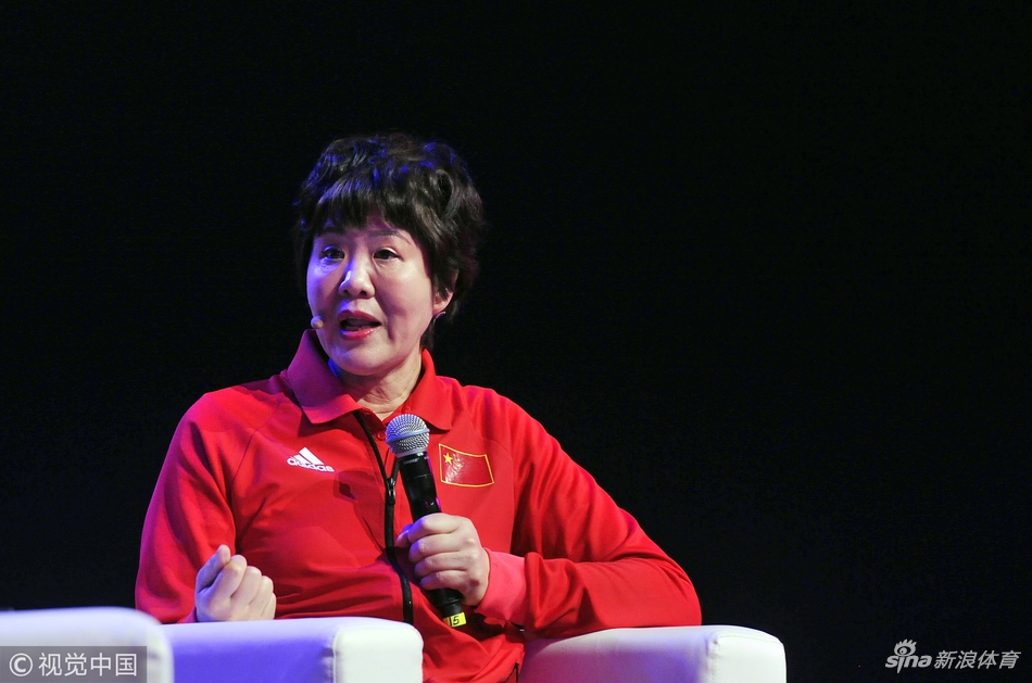 郎平现身福州出席商业活动