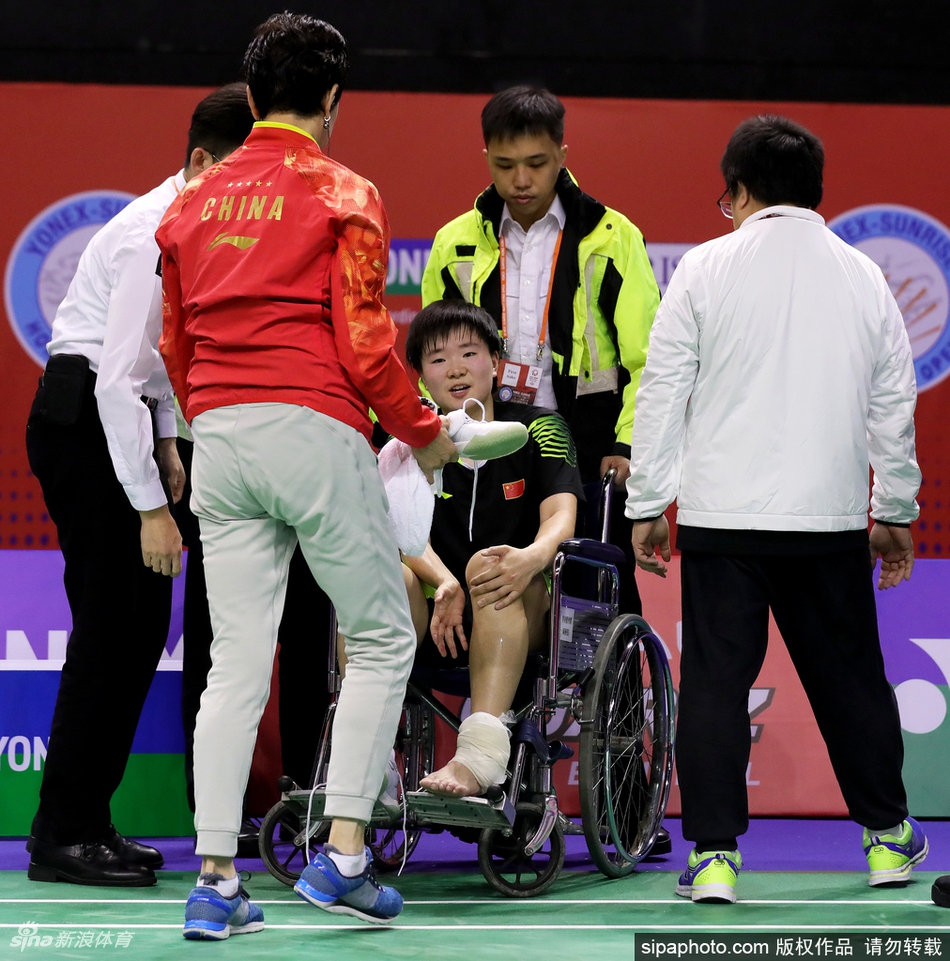 何冰娇脚踝受伤坐轮椅退场