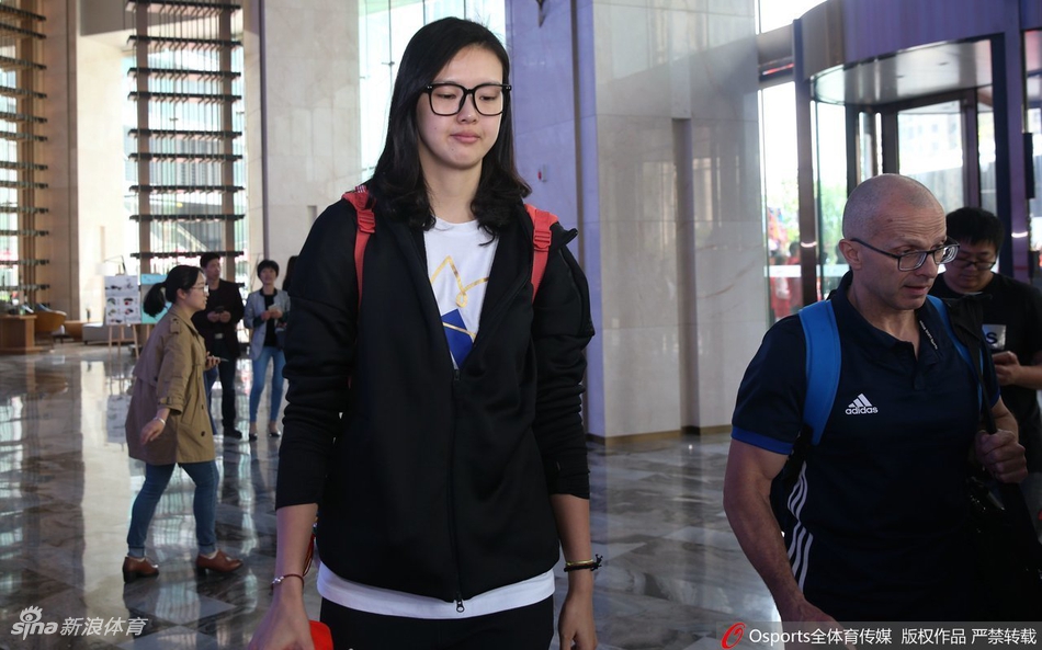 中国女排抵达北仑