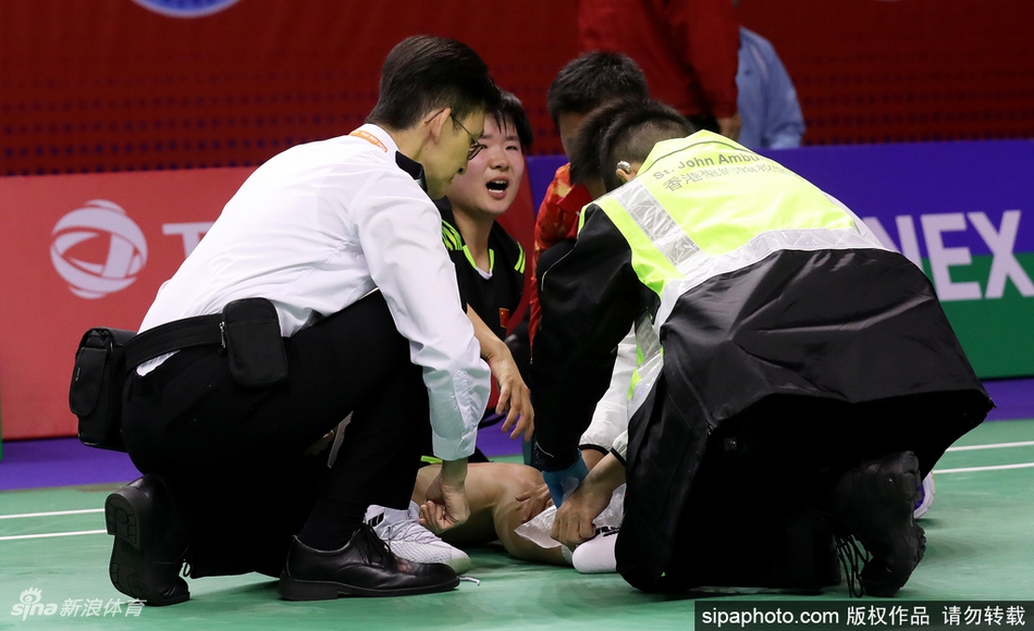 何冰娇脚踝受伤坐轮椅退场