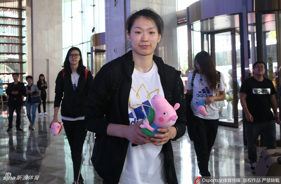 中国女排抵达北仑