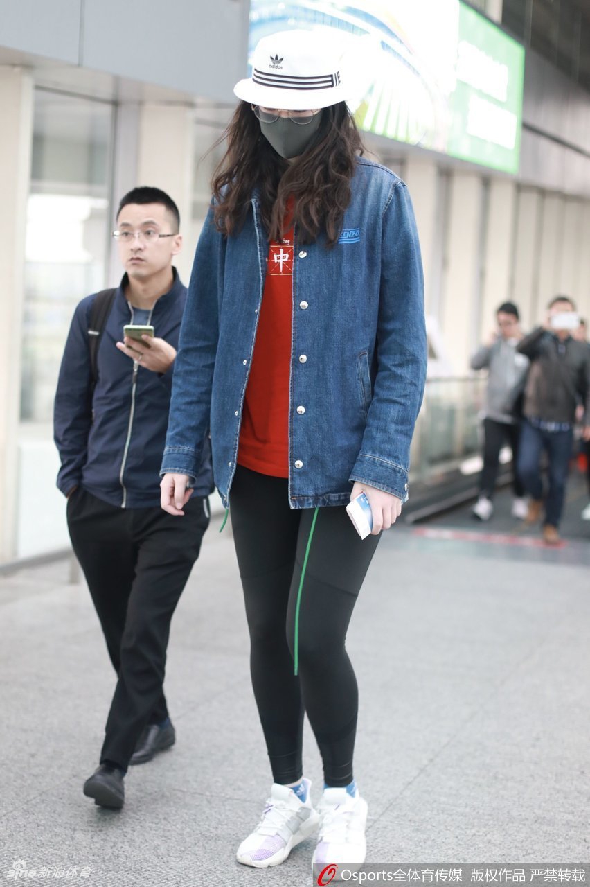 惠若琪戴口罩打扮现身机场