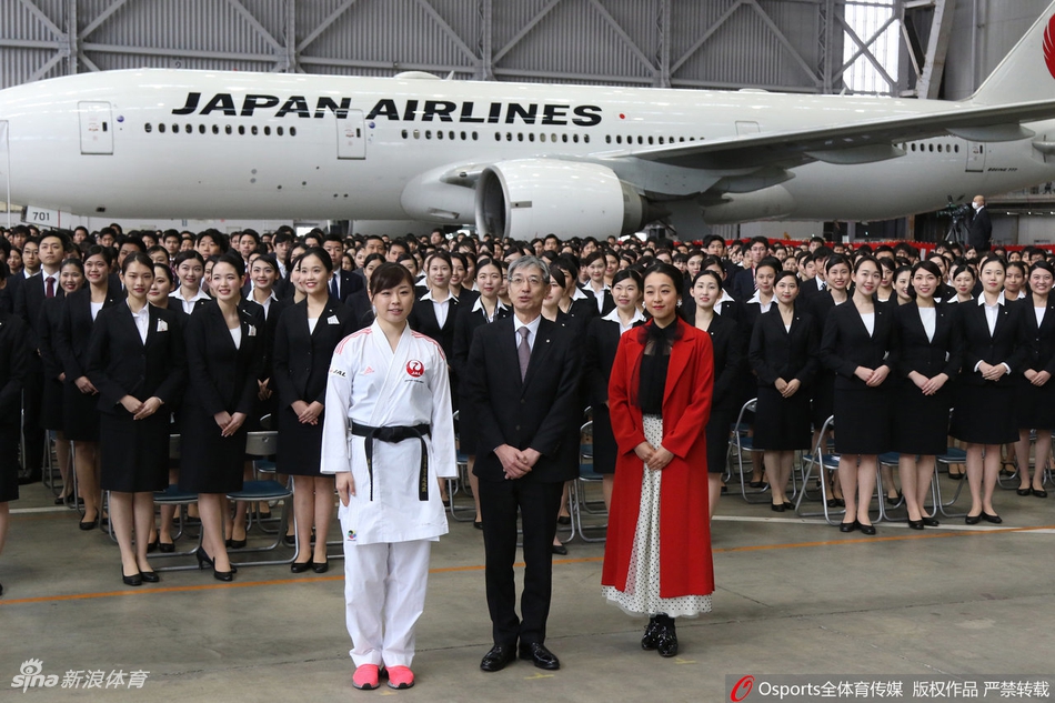 浅田真央为空姐发表演讲