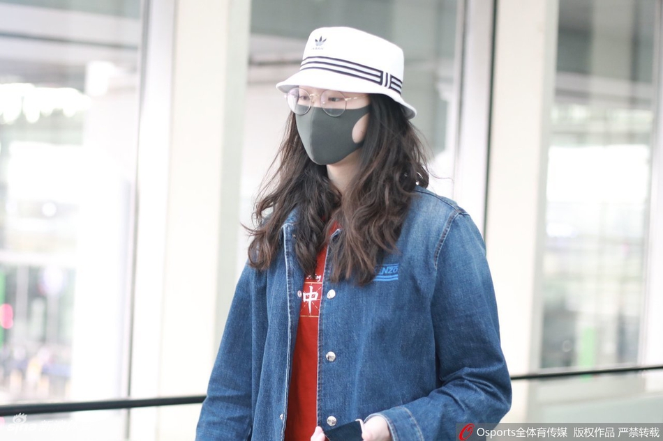 惠若琪戴口罩打扮现身机场