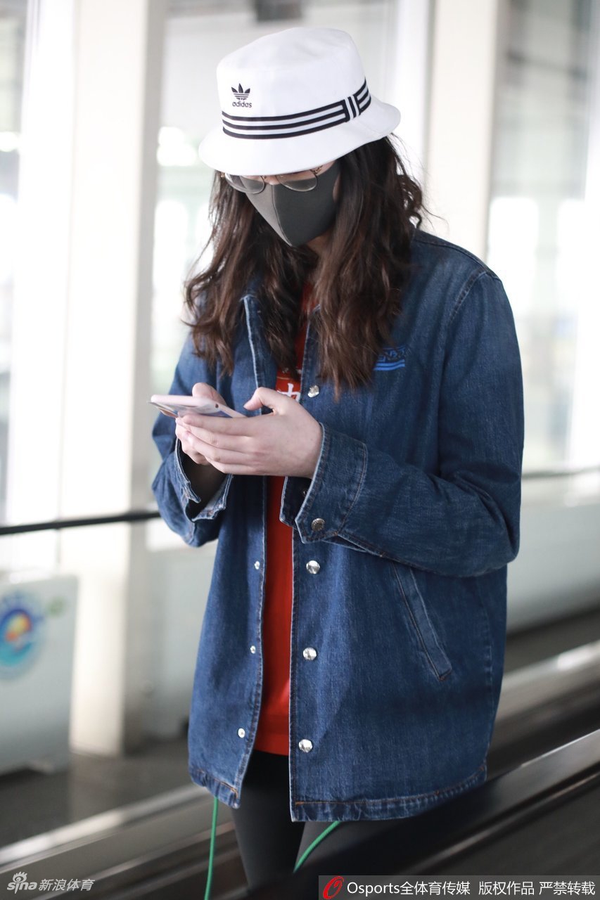 惠若琪戴口罩打扮现身机场