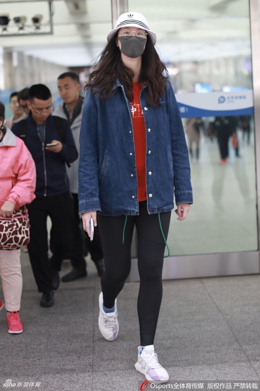 惠若琪戴口罩打扮现身机场
