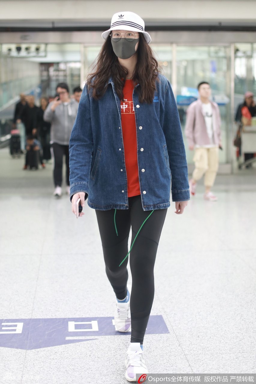 惠若琪戴口罩打扮现身机场