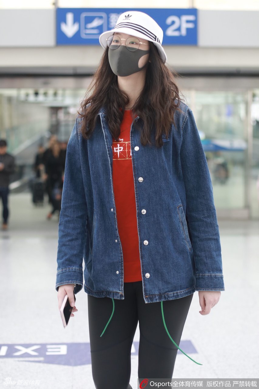 惠若琪戴口罩打扮现身机场