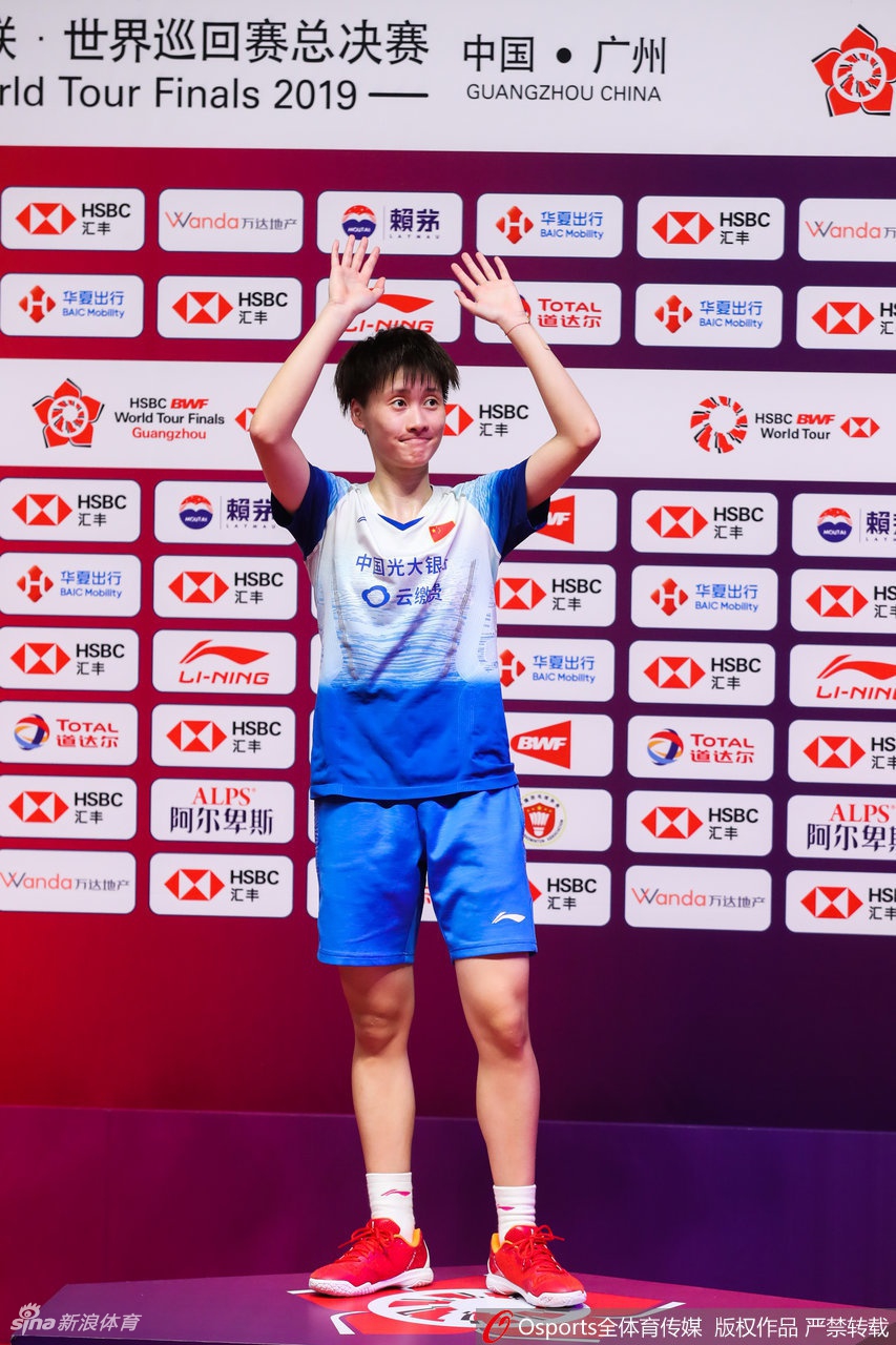 羽联总决赛陈雨菲捧杯