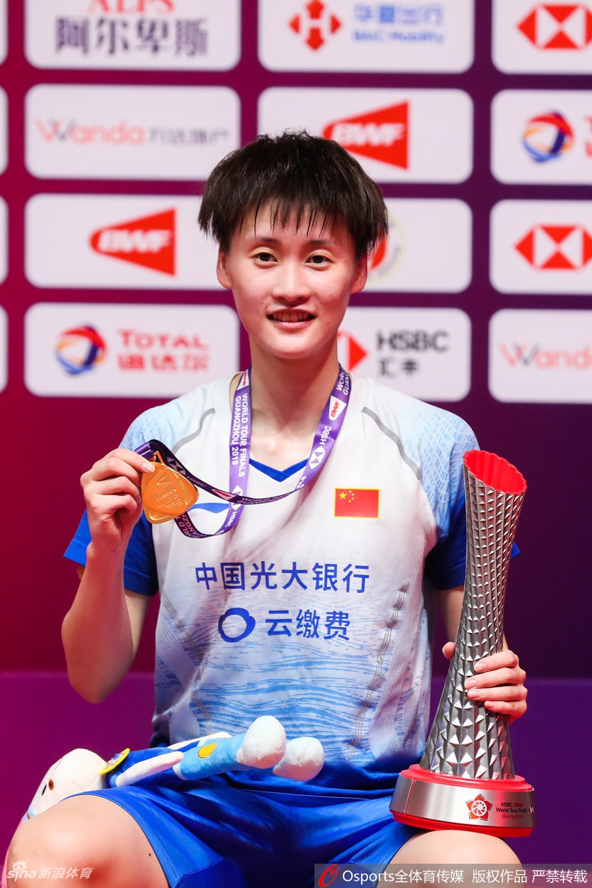 羽联总决赛陈雨菲捧杯
