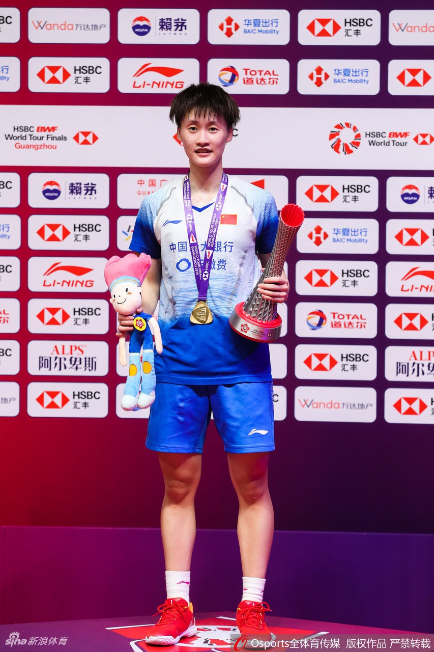 羽联总决赛陈雨菲捧杯