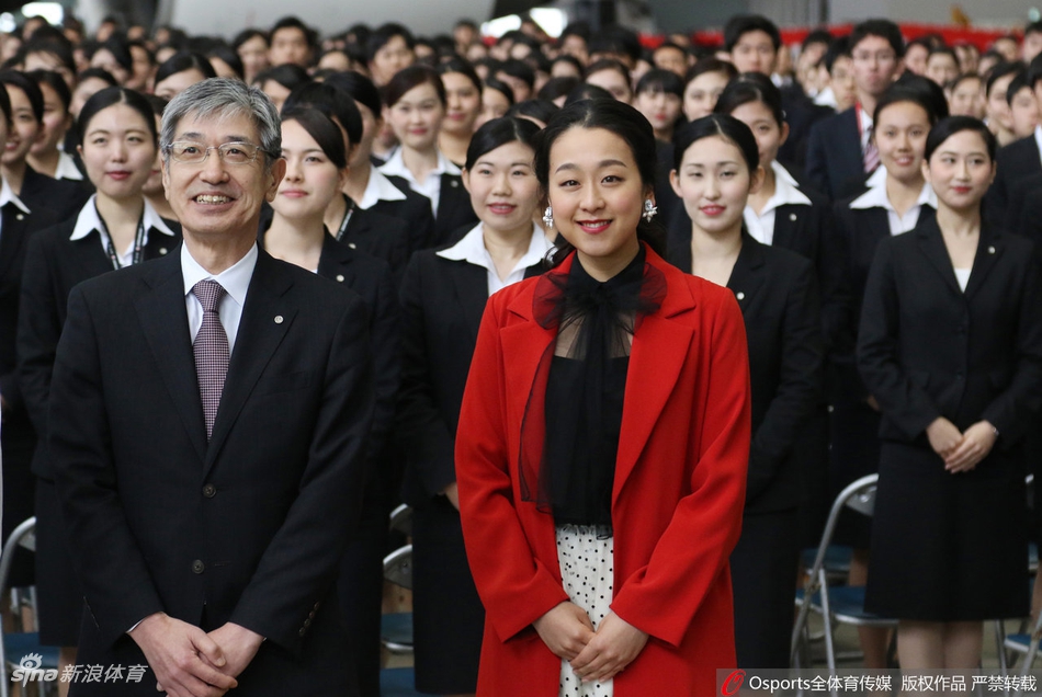 浅田真央为空姐发表演讲