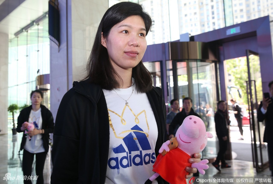 中国女排抵达北仑