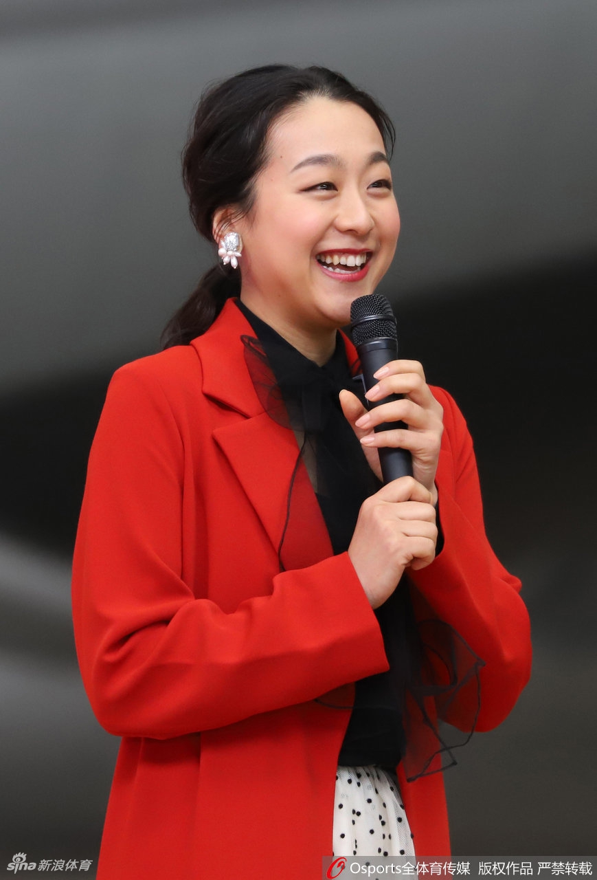 浅田真央为空姐发表演讲