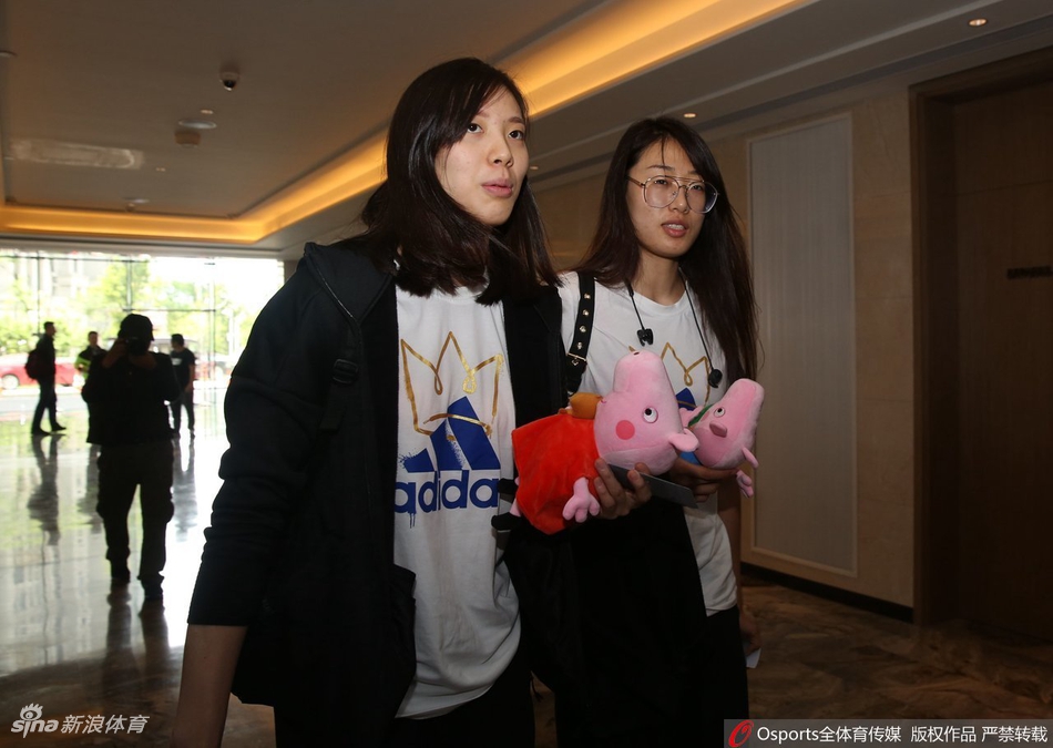 中国女排抵达北仑