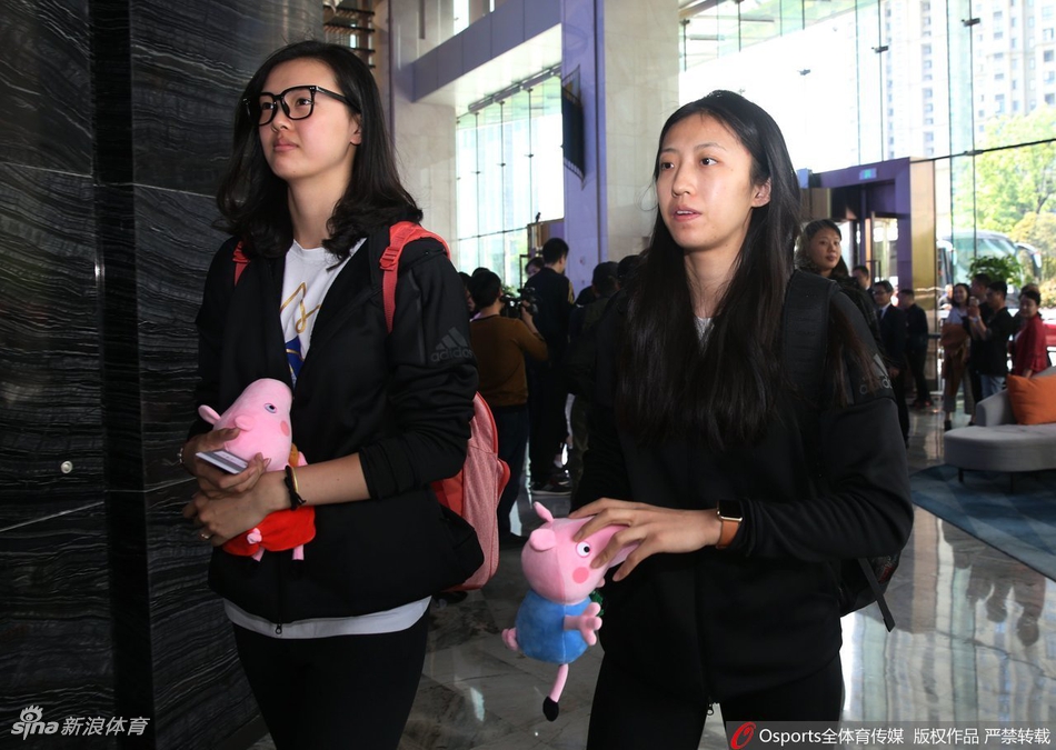 中国女排抵达北仑