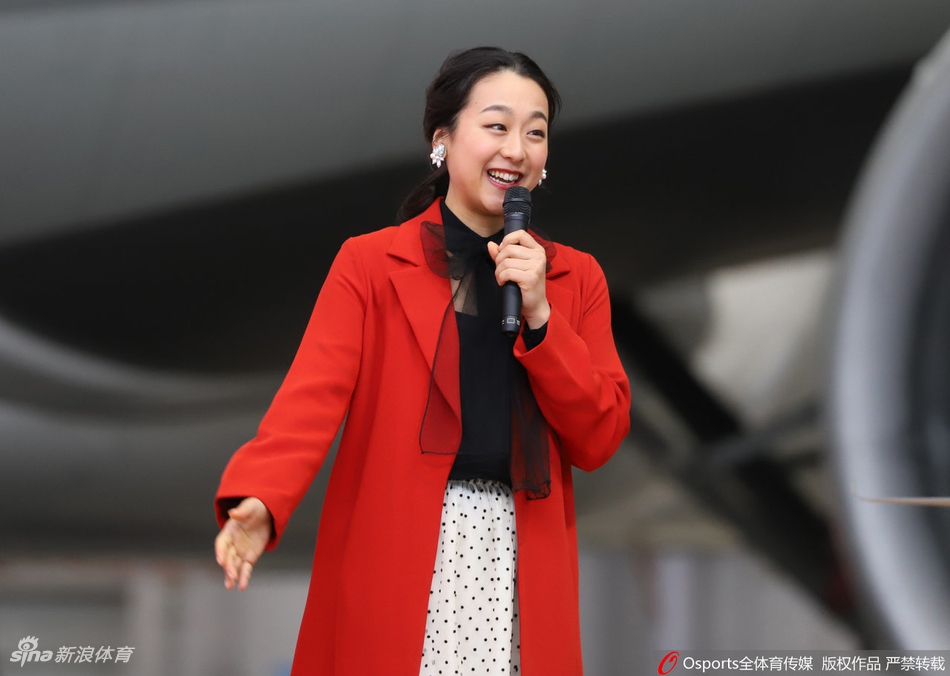 浅田真央为空姐发表演讲