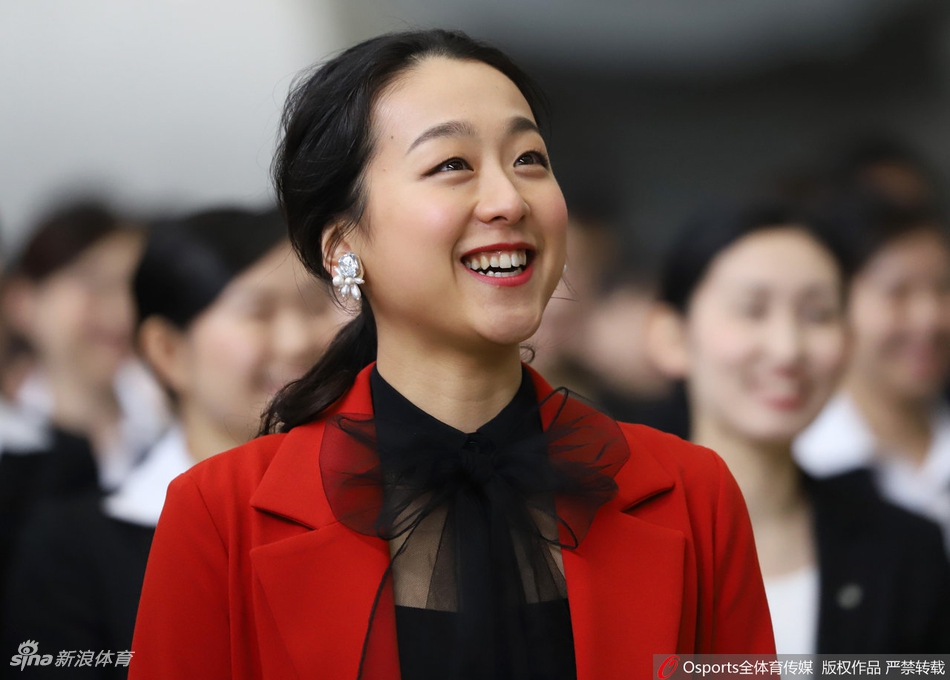 浅田真央为空姐发表演讲