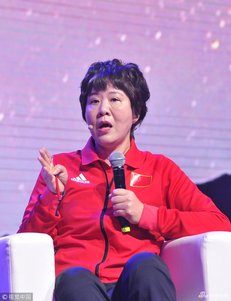 郎平现身福州出席商业活动