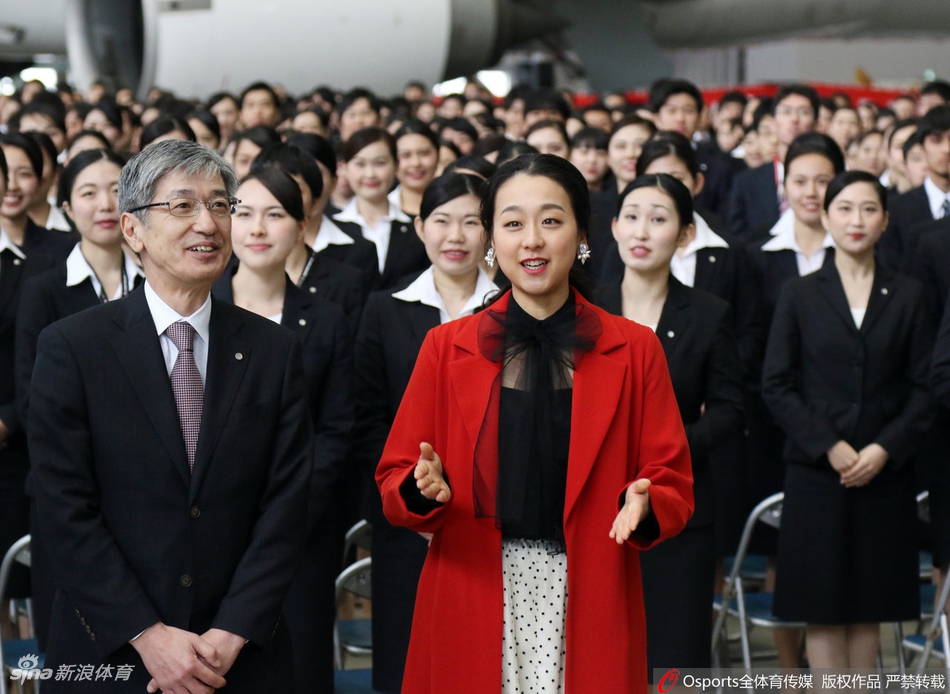 浅田真央为空姐发表演讲
