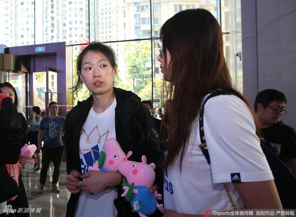 中国女排抵达北仑