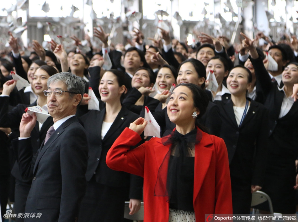 浅田真央为空姐发表演讲